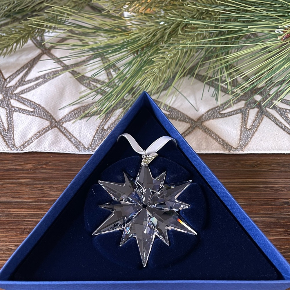 NIB 2017 Swarovski Annual Christmas Snowflake Ornament